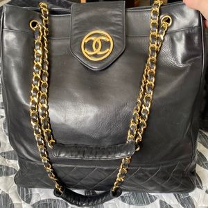 Chanel Large Shoulder bag 💯 Authentic!